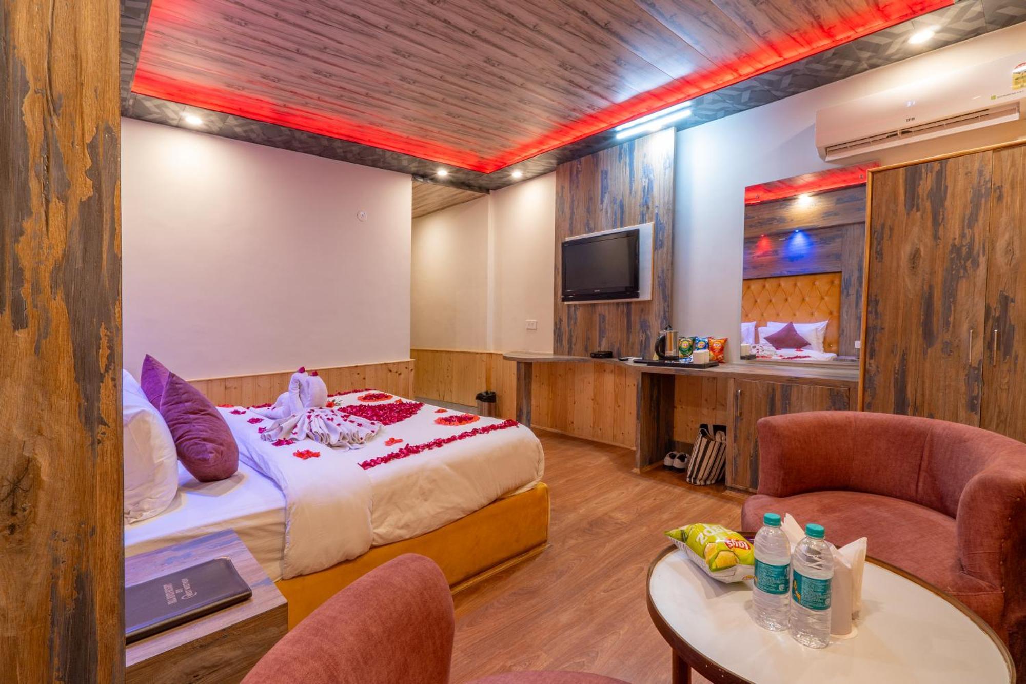 West Western Resort Manali #Neartomallroad #Gym #Lawn #Playingzone #Pooltable #Kidsfriendly #Mountainview #Tabletennis #Familyfriendly #Privateparking エクステリア 写真