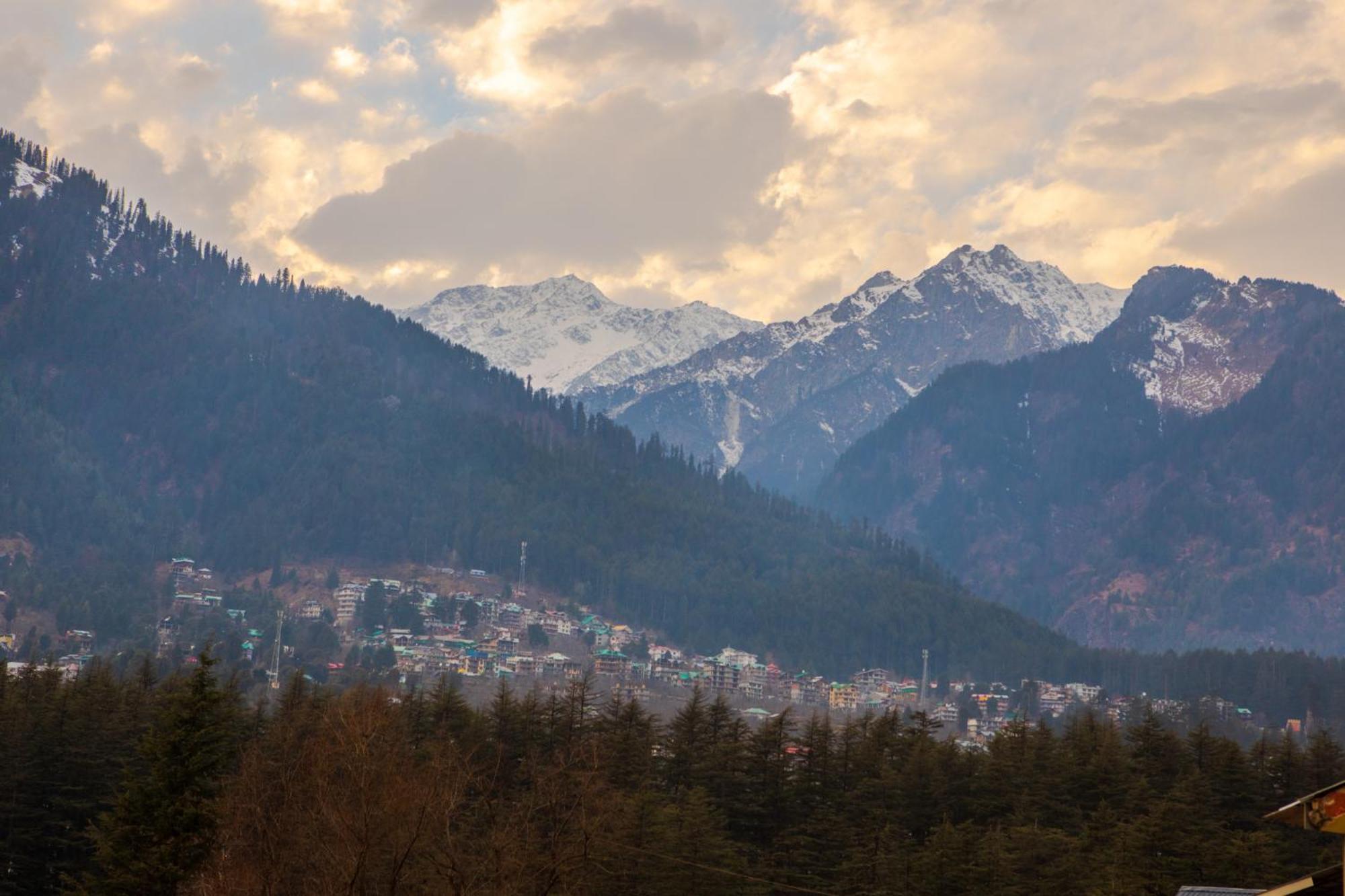 West Western Resort Manali #Neartomallroad #Gym #Lawn #Playingzone #Pooltable #Kidsfriendly #Mountainview #Tabletennis #Familyfriendly #Privateparking エクステリア 写真