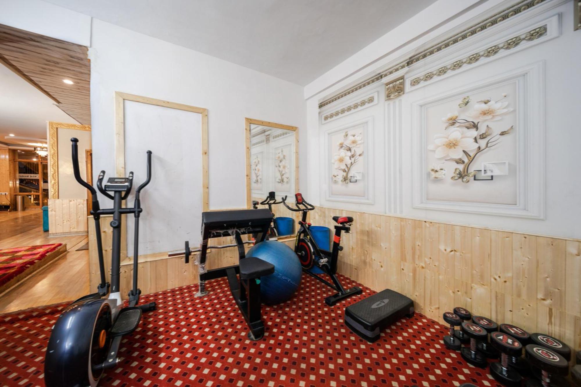 West Western Resort Manali #Neartomallroad #Gym #Lawn #Playingzone #Pooltable #Kidsfriendly #Mountainview #Tabletennis #Familyfriendly #Privateparking エクステリア 写真